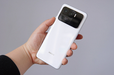 Дорогой Xiaomi&nbsp;Mi&nbsp;11&nbsp;Ultra в белом керамическом корпусе на живых фото. Он чем-то напоминает Nokia&nbsp;808 PureView